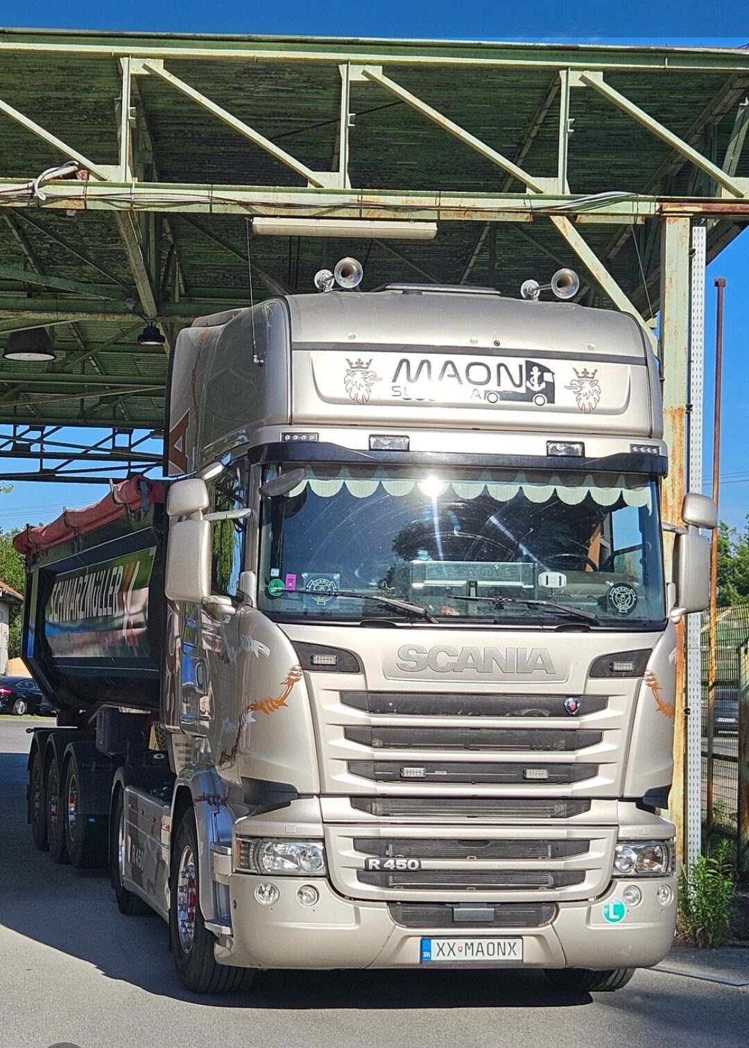 MAON Slovakia Scania R450 s vyklápacím návesom Schwarzmüller